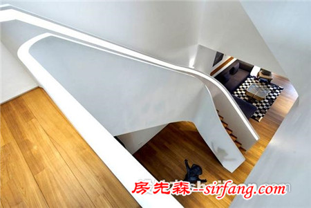 精致的弧形螺旋楼梯：新加坡现代住宅设计