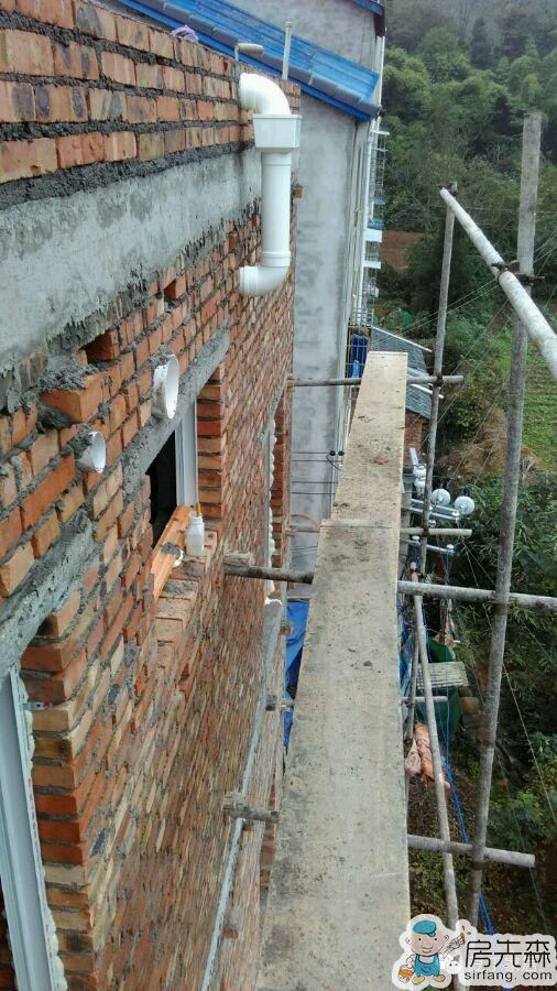 农村水电安装盖房时直接把管道预埋在墙里，省的以后装修乱开槽！