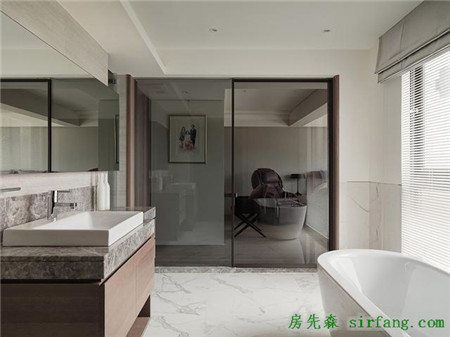 新房臥室竟然裝了兩面透明玻璃，光看著都有點(diǎn)小害羞！