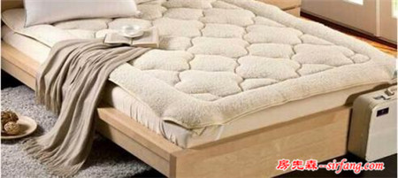 月經(jīng)血沾到床墊洗不了，婆婆用了片生姜就解決！