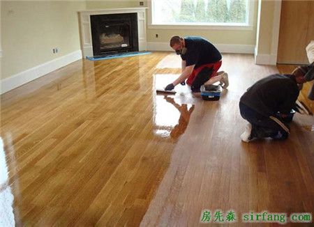 家里的实木地板这样清洁保养，让实木地板持久耐用！