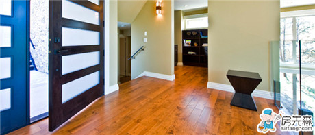 你家是先装地板还是先装门？