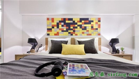 30万装时尚简约小复式，一进门就被客厅背景墙震撼！