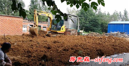 城里房子太貴買不起 河南農(nóng)民推倒祖屋 自建兩層大院別墅