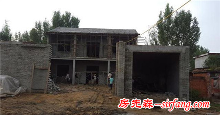 城里房子太貴買不起 河南農(nóng)民推倒祖屋 自建兩層大院別墅
