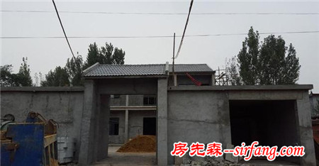 城里房子太貴買不起 河南農(nóng)民推倒祖屋 自建兩層大院別墅