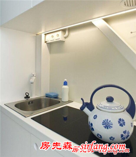 小伙住1.3平米房子，厨卫卧俱全，他是怎么做到的！
