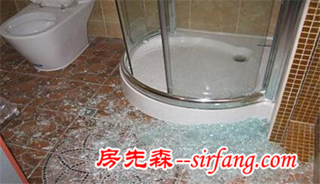 幸亏老婆看到淋浴房裂痕，不然自爆可就真危险了！