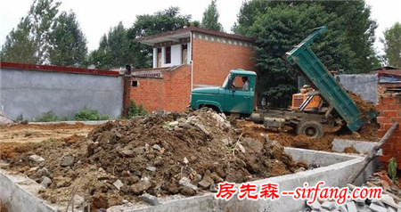 城里房子太貴買不起 河南農(nóng)民推倒祖屋 自建兩層大院別墅