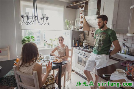 戰(zhàn)斗民族的家，俄羅斯妹子大戰(zhàn)45平米小戶型！