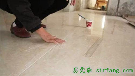 朋友为了省钱选了无缝瓷砖，结果现在只能全部撬了重铺！