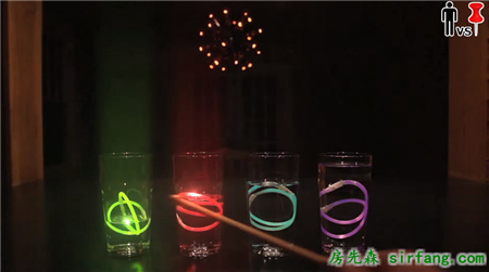 夜光棒奇妙的新玩法，敲打水杯能出现有趣的光影效果