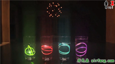 夜光棒奇妙的新玩法，敲打水杯能出现有趣的光影效果