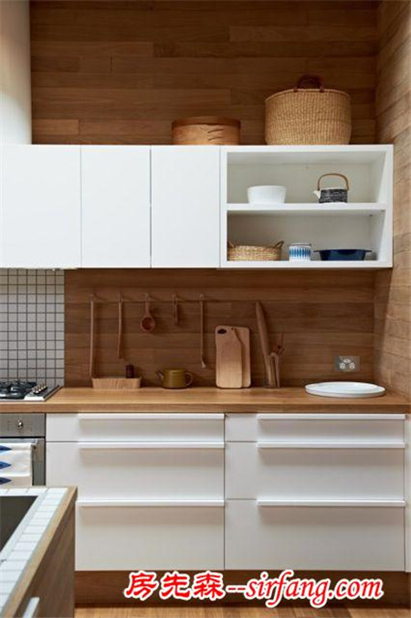 开放式的生活格调，谁说厨房不可以安装原木地板？