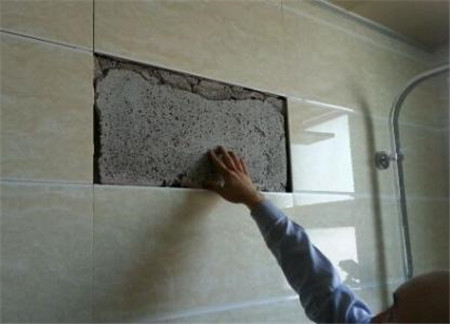 衛生間裝好幾個月瓷磚就開始空鼓脫落，老師傅說是這步做錯了