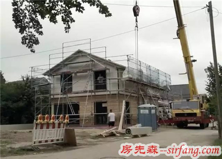 红砖水泥不让用，德国农村咋建房，周末回村就能建一个？